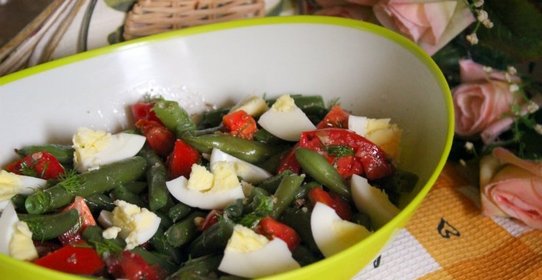 Острый салат из стручковой фасоли с помидорами и грецкими орехами