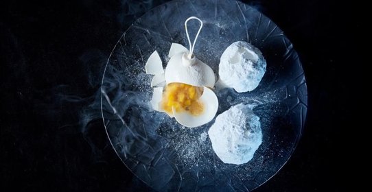 Елочная игрушка из карамели с мандарино-манговым чатни