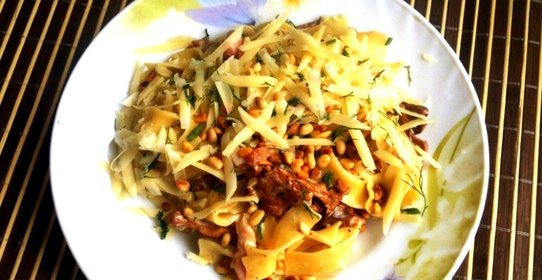 Паста с лисичками и беконом