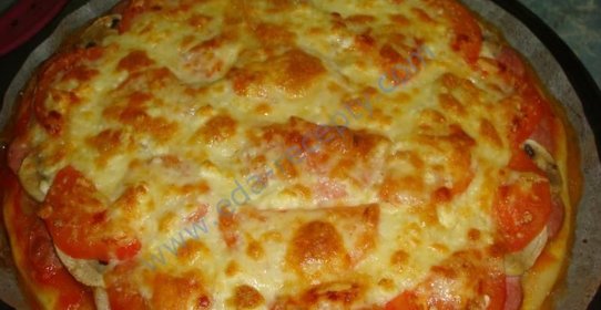 Пицца с колбасой и грибами и помидорами