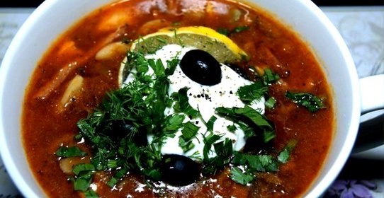 Солянка с колбасой и грибами