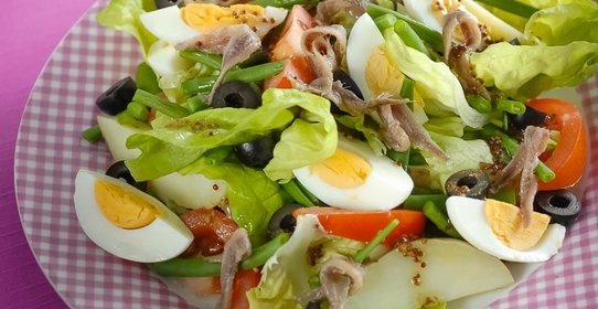 Средиземноморский салат с анчоусами