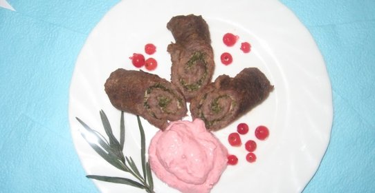 Рулетики со сметанно-смородиновым соусом