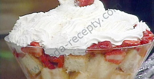 Клубничные пирожные со взбитыми сливками