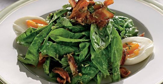 Cалат из шпината с чесночными тостами, беконом и сельдерейными семенами