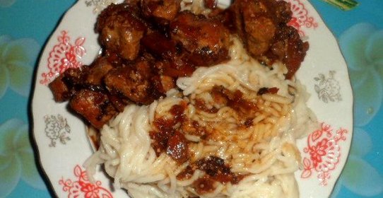 Свиной гуляш с луком и морковью