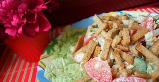 Салат из огурцов и помидоров с сухариками и куриной грудкой