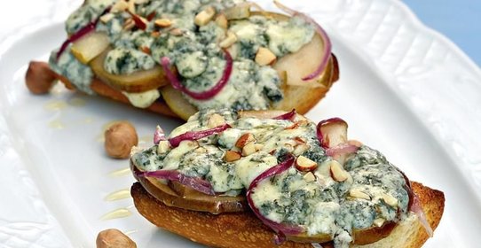 Тосты с грушей и голубым сыром