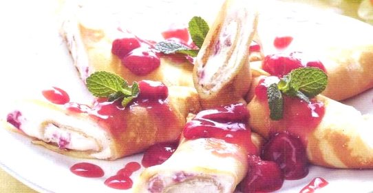 Блины с творогом, вишней, клубничным и ванильным соусом