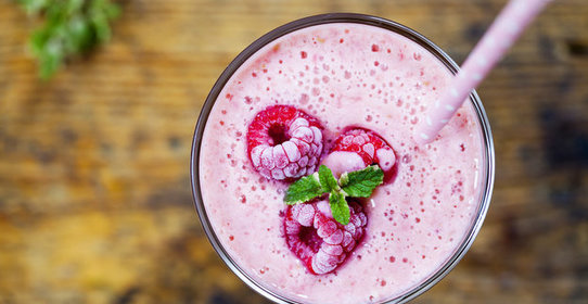 Малиновый смузи на кокосовом молоке