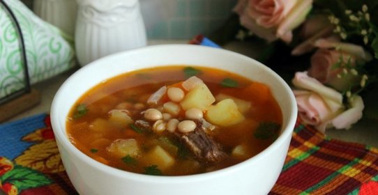 Мясной суп с фасолью