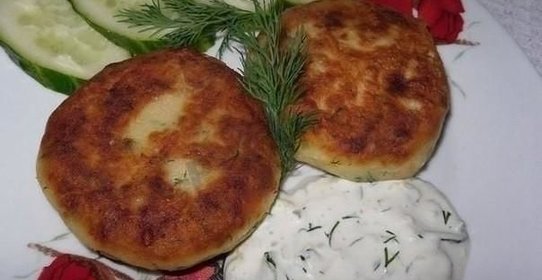 Котлеты из картофельного пюре сыра и укропа с грибами с соусом