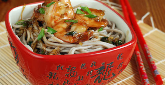 Кисло-сладкие креветки с лапшой соба