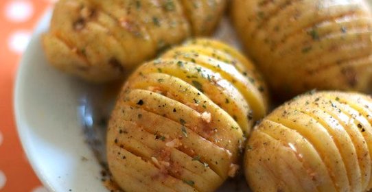 Печеный картофель с розмарином и оливковым маслом