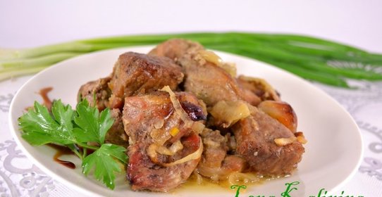 Свинина запеченная в духовке с соусом Наршараб