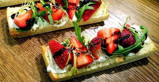 Тосты с клубникой