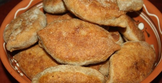 Пирожки из цельнозернового теста с картофелем, индюшатиной, маслинами и зеленью