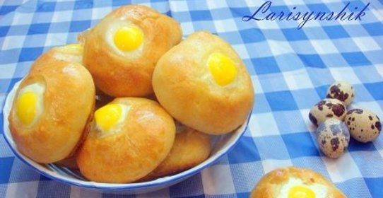Булка сырная с перепелиным яйцом