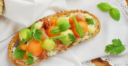 Тост с дыней и авокадо