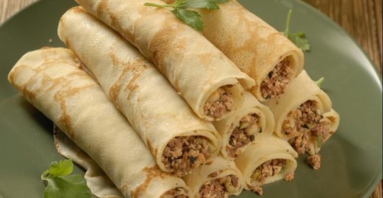 Блинчики с мясом, оливками и кедровыми орешками