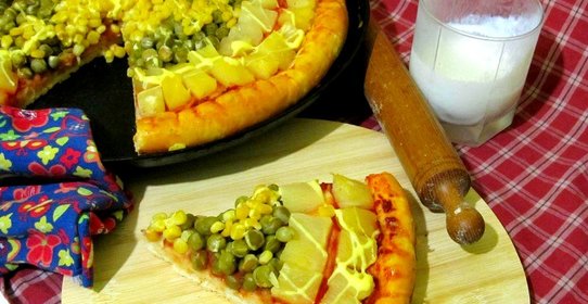 Пицца с ананасами