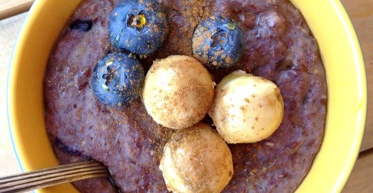 Овсяная каша с бананом, голубикой и кленовым сиропом