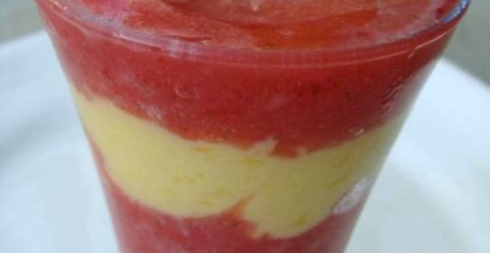 Витаминный напиток из клубники и манго