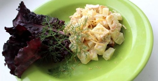 Салат из ананасов курицы и сухариков