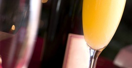 Коктейль из просекко с водкой и лимонным шербетом (Sgroppino)