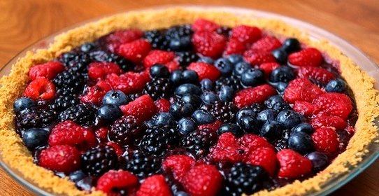 Открытый пирог с ягодами