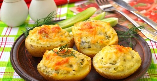 Картофель запечённый в духовке с начинкой из сыра сулугуни