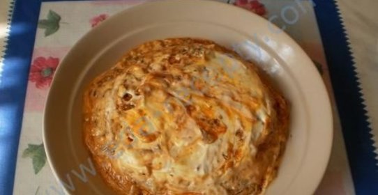 Оригинальный салат с сухарями и килькой