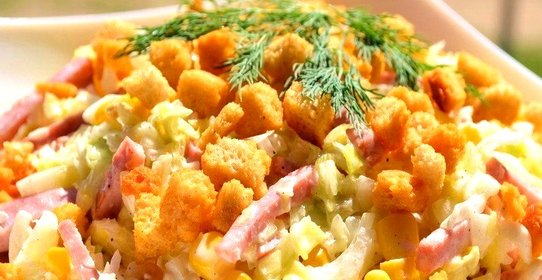 Салат с кукурузой и сухариками