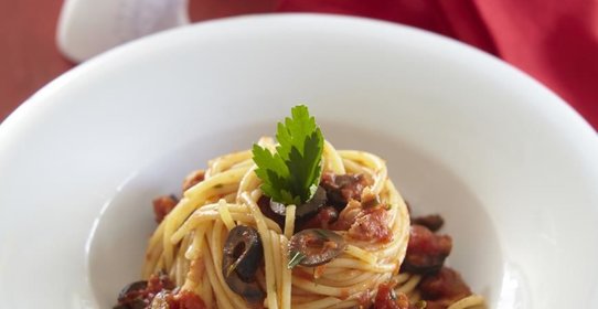 Спагетти с корейкой, маслинами и помидорами