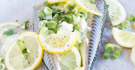 Скумбрия, запеченная в духовке с лимоном и пряностями