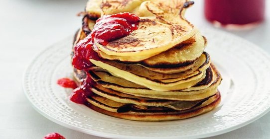 Оладьи с клубничным джемом