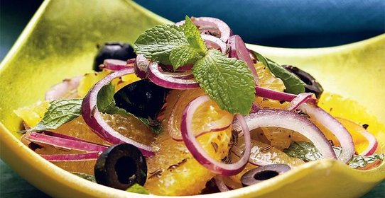 Салат из апельсинов и красного лука с зирой