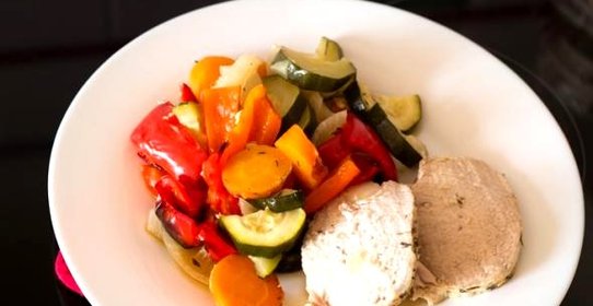 Сочная свинина с чесноком в духовке