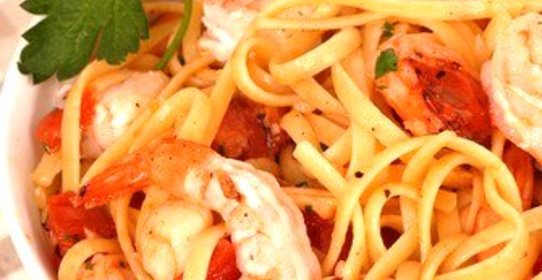Паста с креветками, томатами и базиликом