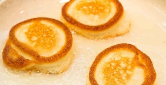 Пышные оладьи на кислом молоке без дрожжей
