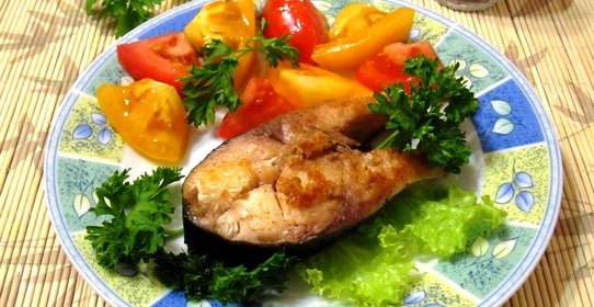 Толстолобик жареный со свежими помидорами