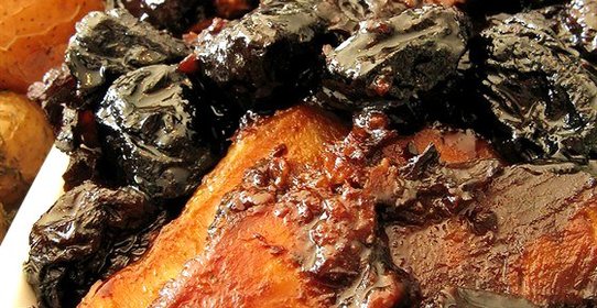 Свиная корейка с черносливом, яблоками и сливками