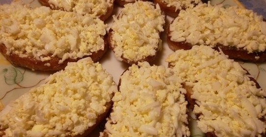 Гренки с яйцом и чесноком