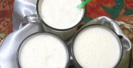 Молочный коктейль с бананом и мороженым