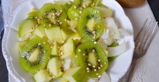 Салат с эндивием, зеленым яблоком и киви