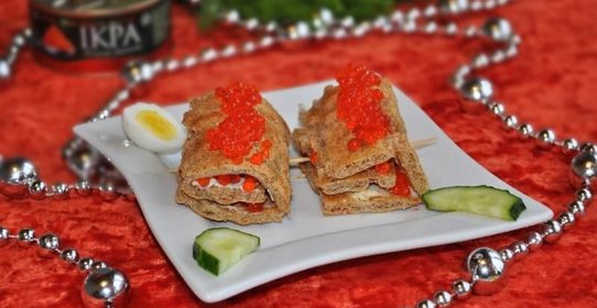 Простые канапе с сыром и икрой из хлебцев