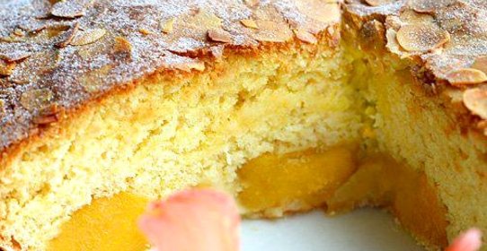 Пирог с грушами и персиками