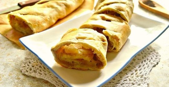 Яблочный штрудель из слоеного бездрожжевого теста