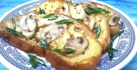Гренки с шампиньонами и кунжутом
