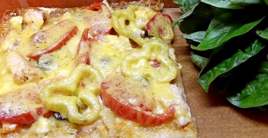 Пицца с курицей и овощами